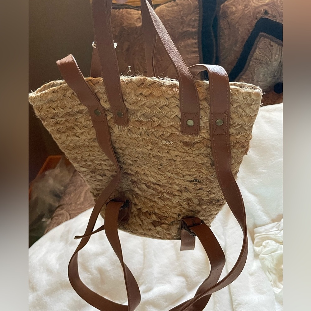 Chic Tan Straw Backpack with Leather Straps - Picture 4 of 6